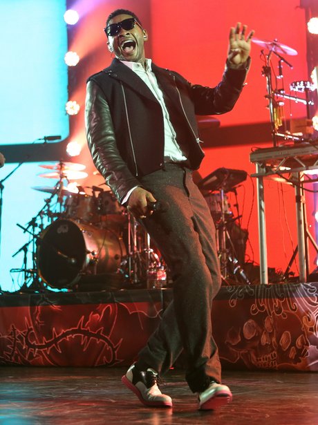 Usher Paid Tribute To His Fans During His Much-anticipated Performance ...