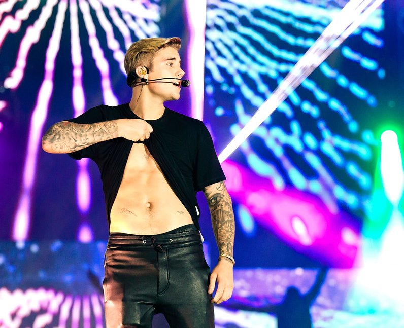 Justin Bieber Live 17 Awesome Shots Of The Sorry Star Tearing Up