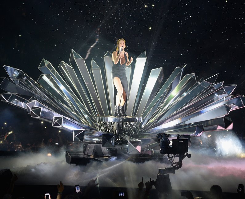 Yep, that's Ellie Goulding singing at the EMAs inside of a GIANT