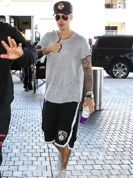 We STILL haven't seen that new hair 'do, Biebs! Justin jets out of Los ...